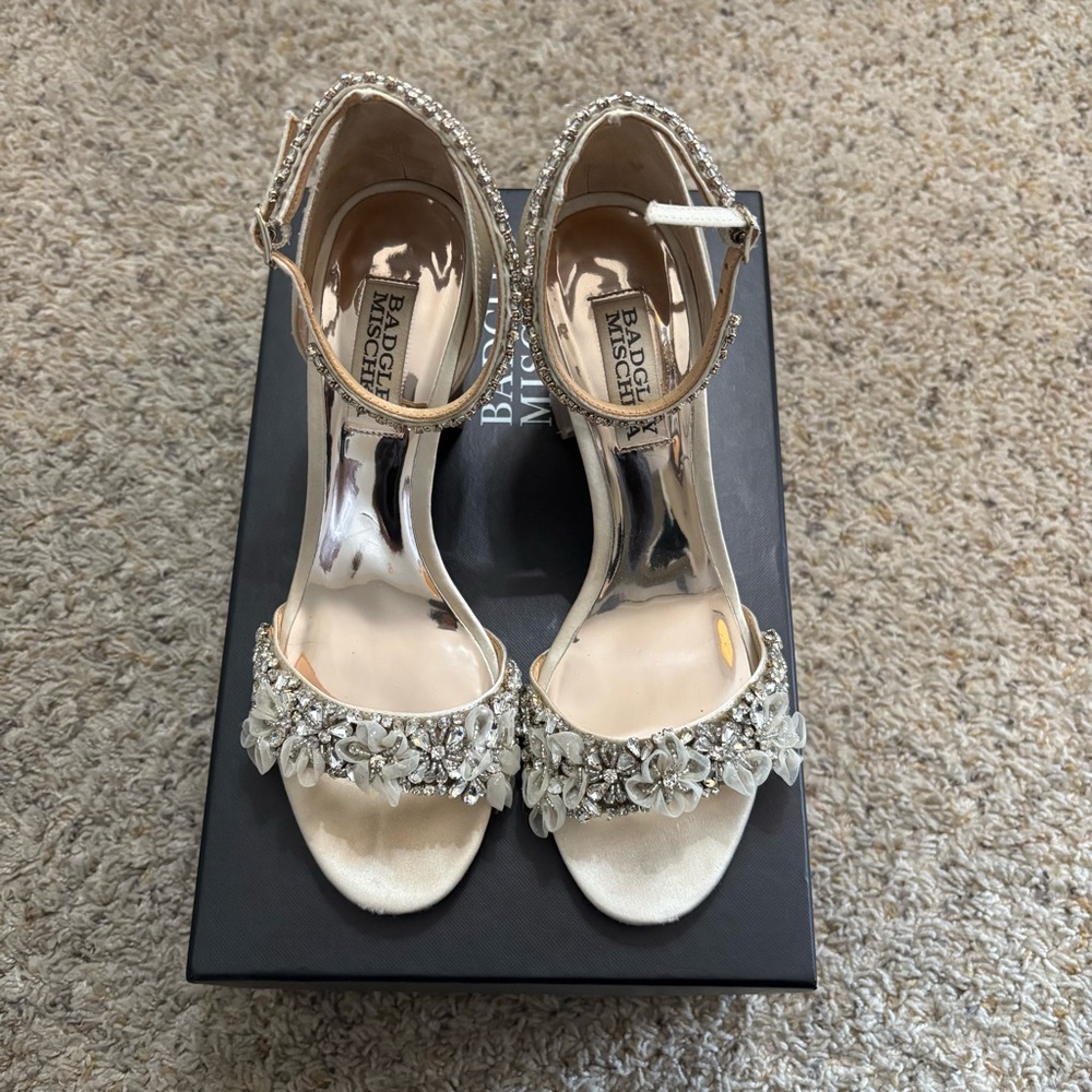 Badgley Mischka Finesse in Ivory Satin; Women’s Size 6